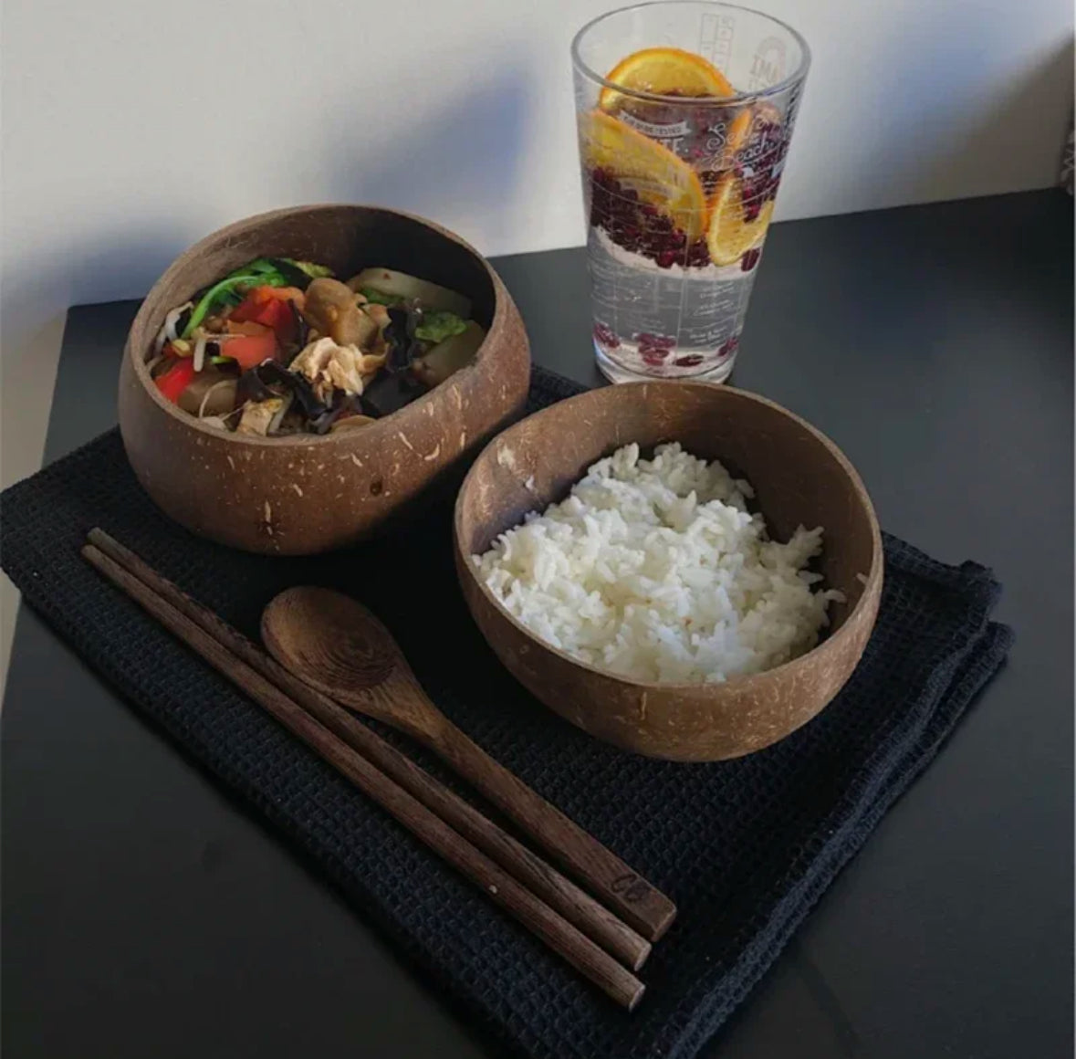 Kokosnuss Schalen Schüssel mit Holz Löffel