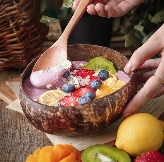 Kokosnuss Schalen Schüssel mit Holz Löffel